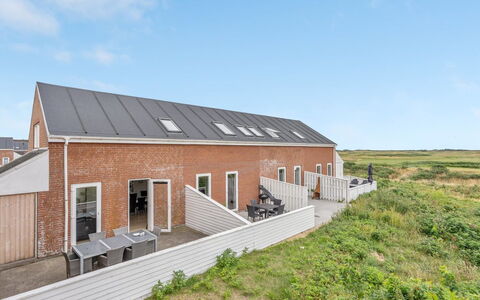 Anke - 500M from the Sea: Møbel, Indretning, Stol, Gulvbelægning, Bord, Udvej, Etage, Loft, Værelse, Eco Hotel