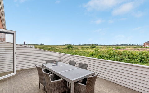 Anke - 500M from the Sea: Møbel, Indretning, Stol, Gulvbelægning, Bord, Udvej, Etage, Loft, Værelse, Eco Hotel