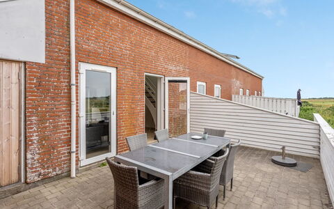 Anke - 500M from the Sea: Møbel, Indretning, Stol, Gulvbelægning, Bord, Udvej, Etage, Loft, Værelse, Eco Hotel