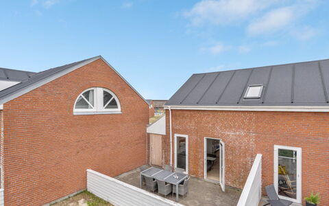 Anke - 500M from the Sea: Møbel, Indretning, Stol, Gulvbelægning, Bord, Udvej, Etage, Loft, Værelse, Eco Hotel