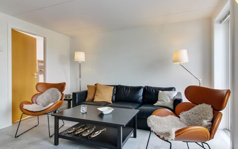 Maarit - 2.3Km from the Sea: Møbel, Indretning, Gulvbelægning, Væg, Couch, Etage, Stue, Træ, Loft, Værelse