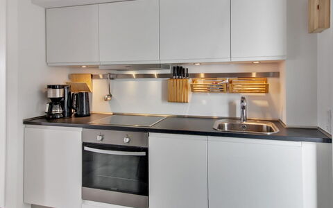 Maarit - 2.3Km from the Sea: Køkken, Køkken Apparat, Countertop, Indretning, Større Bandage, Gulvbelægning, Cabinetry, Komfur, Belysning, Komfur