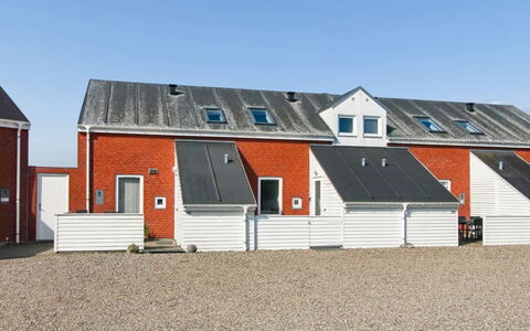 Maarit - 2.3Km from the Sea: Tag, Sidespor, Dagslys