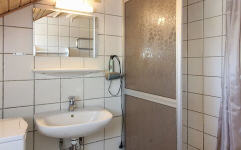 Maarit - 2.3Km from the Sea: Væg, Sanitærarmatur, Badeværelsesvask, Håndvask, Indretning, Etage, Gulvbelægning, Badeværelse, Værelse, Vvs