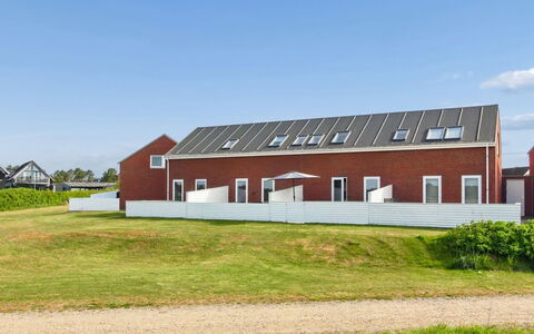 Maarit - 2.3Km from the Sea: Græs, Facade, Tag, Hjem, Land Lot, Almindeligt, Lawn, Sommerhus, Hældning, Estate