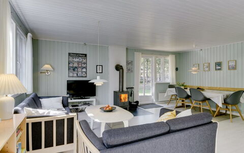 Epiphania - 900M from the Sea: Møbel, Indretning, Gulvbelægning, Loft, Træ, Couch, Etage, Hjem, Stue, Lysarmatur