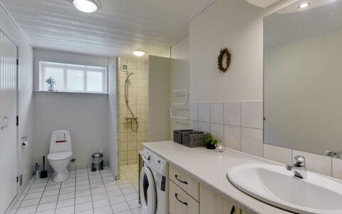 Epiphania - 900M from the Sea: Gulvbelægning, Etage, Sanitærarmatur, Indretning, Loft, Håndvask, Tap, Vvs, Badeværelse, Værelse