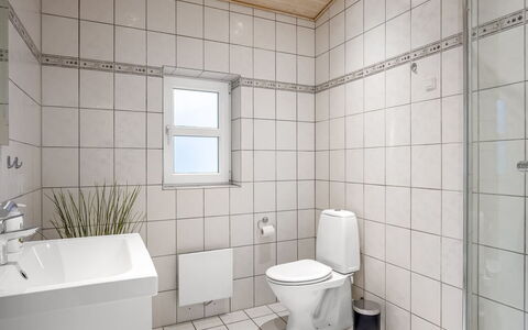 Gwen - 2.7Km from the Sea: Væg, Badeværelse, Gulvbelægning, Sanitærarmatur, Toiletbræt, Etage, Toilet, Indretning, Flise, Vvs
