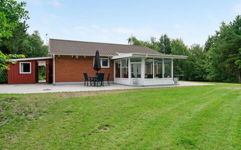 Gwen - 2.7Km from the Sea: Græs, Bygning, Tag, Hus, Hjem, Boligområde, Sommerhus, Busk, Land Lot
