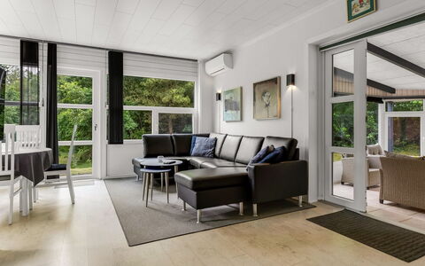 Gwen - 2.7Km from the Sea: Indretning, Møbel, Gulvbelægning, Etage, Couch, Loft, Træ, Stue, Værelse, Hjem