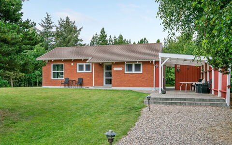 Gwen - 2.7Km from the Sea: Græs, Bygning, Hus, Tag, Hjem, Sommerhus, Busk, Boligområde, Land Lot