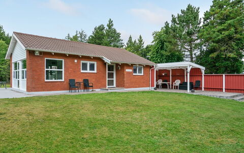 Gwen - 2.7Km from the Sea: Bygning, Hus, Tag, Hjem, Boligområde, Sommerhus, Land Lot, Lawn, Gård, Sidespor