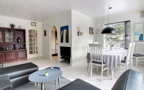 Gwen - 2.7Km from the Sea: Møbel, Indretning, Gulvbelægning, Etage, Væg, Couch, Loft, Træ, Stue, Lysarmatur