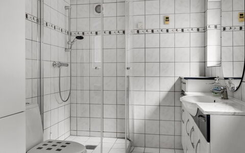 Gwen - 2.7Km from the Sea: Badeværelse, Sanitærarmatur, Indretning, Toilet, Gulvbelægning, Etage, Vvs, Håndvask, Bruser, Flise