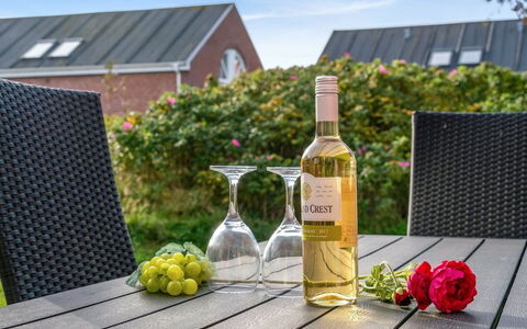 Palni - 2.3Km from the Sea: Flaske, Bord, Møbel, Bordservice, Drinkware, Glas Flaske, Barware, Glasservice, Vin