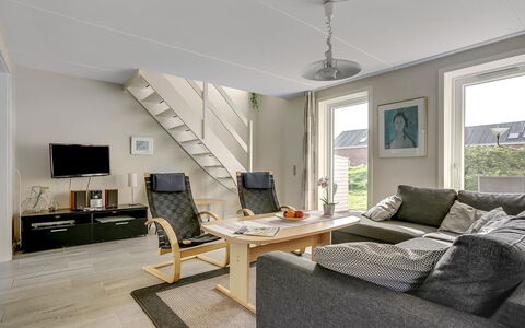 Palni - 2.3Km from the Sea: Indretning, Møbel, Gulvbelægning, Etage, Træ, Loft, Værelse, Couch, Stue, Lejlighed