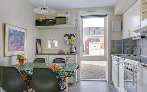 Palni - 2.3Km from the Sea: Møbel, Indretning, Gulvbelægning, Køkken, Loft, Countertop, Stol, Etage, Lejlighed, Hjem