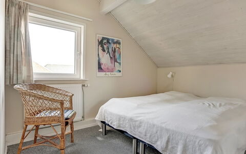 Palni - 2.3Km from the Sea: Væg, Soveværelse, Etage, Seng, Træ, Gulvbelægning, Indretning, Loft, Møbel, Sengetøj