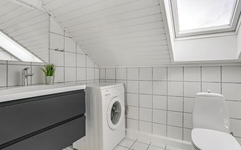 Palni - 2.3Km from the Sea: Gulvbelægning, Etage, Sanitærarmatur, Loft, Indretning, Tap, Håndvask, Vvs, Badeværelse, Flise