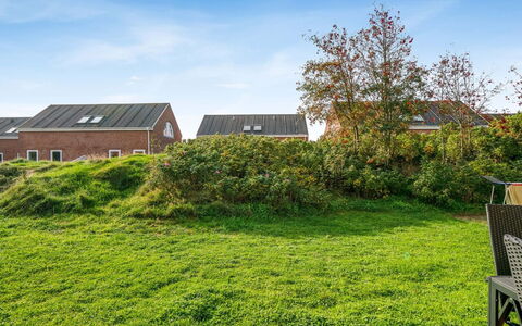 Palni - 2.3Km from the Sea: Himmel, Grøn, Græs, Busk, Land Lot, Hjem, Tag, Landdistrikt, Sommerhus