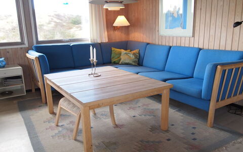 Elsa - 700M from the Sea: Møbel, Træ, Gulvbelægning, Etage, Bejdse, Hårdttræ, Stue, Klarlak, Couch, Kaffebord