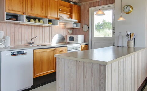 Elsa - 700M from the Sea: Køkken, Countertop, Møbel, Træ, Gulvbelægning, Indretning, Køkken Apparat, Cabinetry, Etage, Belysning