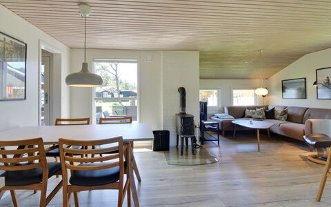 Solborg - 400M from the Sea: Møbel, Indretning, Gulvbelægning, Etage, Trægulve, Træ, Loft, Lysarmatur, Bord, Stue