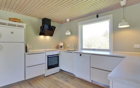 Solborg - 400M from the Sea: Indretning, Gulvbelægning, Køkken, Countertop, Træ, Etage, Loft, Køkken Apparat, Lysarmatur, Cabinetry