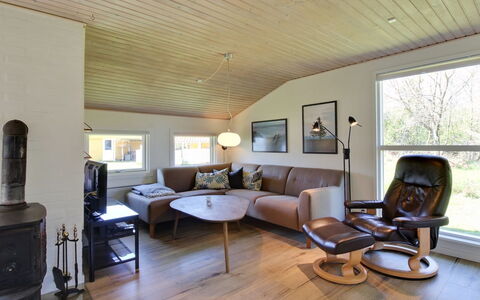 Solborg - 400M from the Sea: Indretning, Gulvbelægning, Træ, Møbel, Etage, Loft, Couch, Stue, Belysning, Trægulve