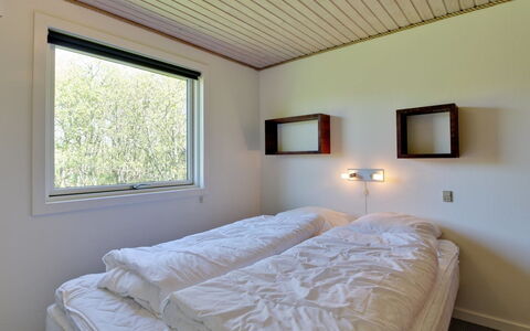 Solborg - 400M from the Sea: Træ, Soveværelse, Loft, Indretning, Seng, Etage, Sengetøj, Gulvbelægning, Sengetøj, Værelse