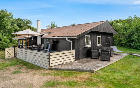 Solborg - 400M from the Sea: Træ, Tag, Hus, Hjem, Veranda, Arkitektur, Sommerhus, Hårdttræ, Sidespor, Skygge