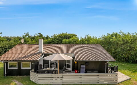 Solborg - 400M from the Sea: Tag, Hus, Hjem, Arkitektur, Sommerhus, Veranda, Estate, Sidespor, Skygge, Stuehus