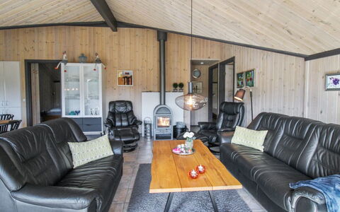 Maureen - 10.5Km from the Sea: Træ, Loft, Møbel, Etage, Hjem, Dør, Couch, Stue, Hårdttræ