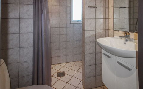 Maureen - 10.5Km from the Sea: Badeværelse, Sanitærarmatur, Gulvbelægning, Etage, Badeværelsesvask, Indretning, Toilet, Toiletbræt, Håndvask, Vvs
