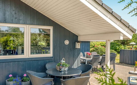 Maureen - 10.5Km from the Sea: Træ, Dør, Hjem, Sommerhus, Skygge, Sidespor, Stol, Hårdttræ, Planke, Veranda