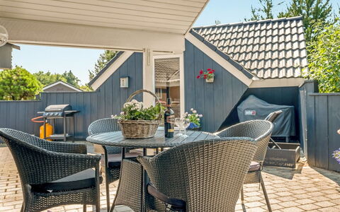 Maureen - 10.5Km from the Sea: Udendørs Møbler, Møbel, Stol, Udendørs Bord, Skygge, Sommerhus, Gårdhave, Blomsterkrukke, Have, Veranda