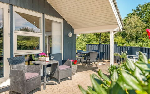Maureen - 10.5Km from the Sea: Hjem, Sommerhus, Estate, Sidespor, Veranda, Skygge, Stol, Hårdttræ, Gård, Landscaping