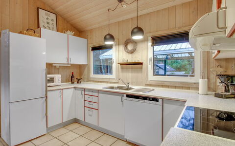 Jensen - 700M to the Fjord: Køkken, Countertop, Køkken Apparat, Indretning, Gulvbelægning, Større Bandage, Træ, Loft, Cabinetry, Lysarmatur