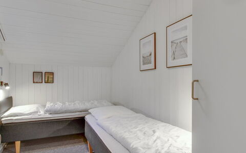 Jensen - 700M to the Fjord: Soveværelse, Træ, Seng, Etage, Sengetøj, Loft, Gulvbelægning, Sengetøj, Indretning, Bed Frame
