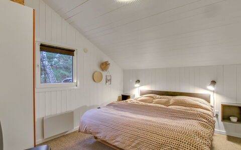 Jensen - 700M to the Fjord: Indretning, Soveværelse, Seng, Loft, Træ, Gulvbelægning, Etage, Sengetøj, Sengetøj, Værelse