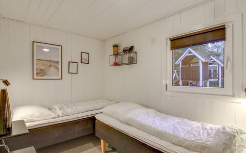 Jensen - 700M to the Fjord: Træ, Indretning, Gulvbelægning, Soveværelse, Etage, Seng, Loft, Værelse, Sengetøj, Hjem