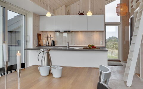 Marjorie - 400M from the Sea: Køkken, Indretning, Gulvbelægning, Træ, Countertop, Loft, Lysarmatur, Møbel, Etage, Køkken Apparat