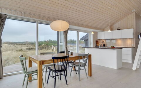 Marjorie - 400M from the Sea: Træ, Loft, Gulvbelægning, Etage, Indretning, Køkken & Spisebord, Trægulve, Hjem, Møbel, Spisestue