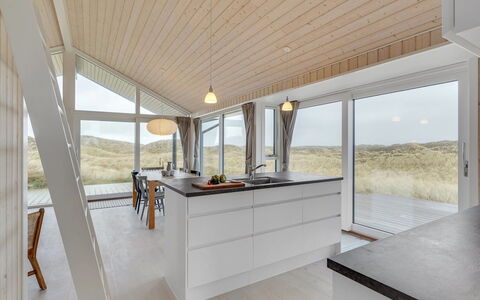 Marjorie - 400M from the Sea: Træ, Gulvbelægning, Loft, Indretning, Etage, Køkken, Trægulve, Hjem, Countertop, Hårdttræ