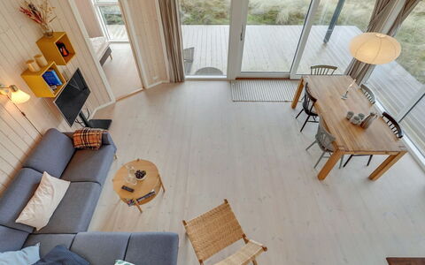 Marjorie - 400M from the Sea: Gulvbelægning, Træ, Møbel, Etage, Indretning, Trægulve, Loft, Køkken & Spisebord, Stol, Stue