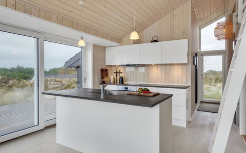 Marjorie - 400M from the Sea: Træ, Køkken, Loft, Gulvbelægning, Countertop, Indretning, Etage, Hjem, Husholdningsapparat, Køkken Apparat