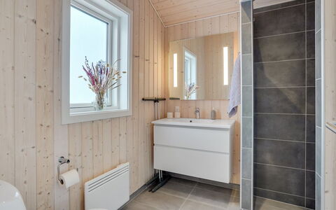 Marjorie - 400M from the Sea: Gulvbelægning, Sanitærarmatur, Træ, Etage, Indretning, Håndvask, Badeværelse, Vvs, Badeværelsesskab, Tap