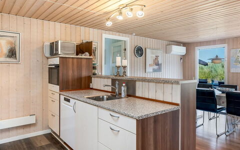 Ottar - 400M from the Sea: Træ, Countertop, Indretning, Gulvbelægning, Køkken, Møbel, Etage, Cabinetry, Loft, Hjem