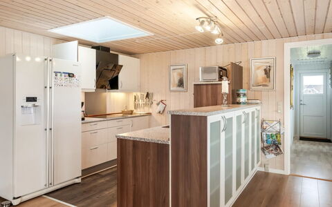 Ottar - 400M from the Sea: Træ, Indretning, Gulvbelægning, Køkken, Møbel, Loft, Trægulve, Countertop, Etage, Cabinetry