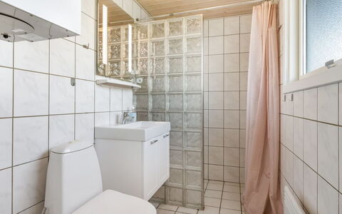 Ottar - 400M from the Sea: Væg, Gulvbelægning, Etage, Sanitærarmatur, Badeværelse, Indretning, Toilet, Flise, Vvs, Toiletbræt